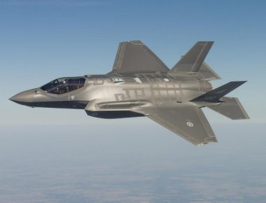 Δύο μαχητικά αεροσκάφη F-35 προσγειώθηκαν για πρώτη φορά στην Αυστραλία (φωτό)